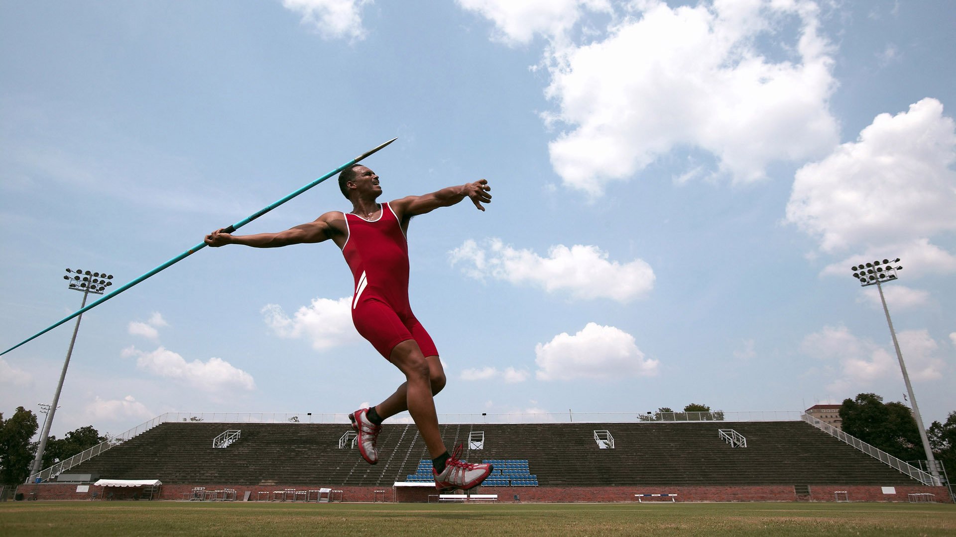英国男子4×200米自由泳接力决赛精彩纷呈，4×100米自由泳接力赛